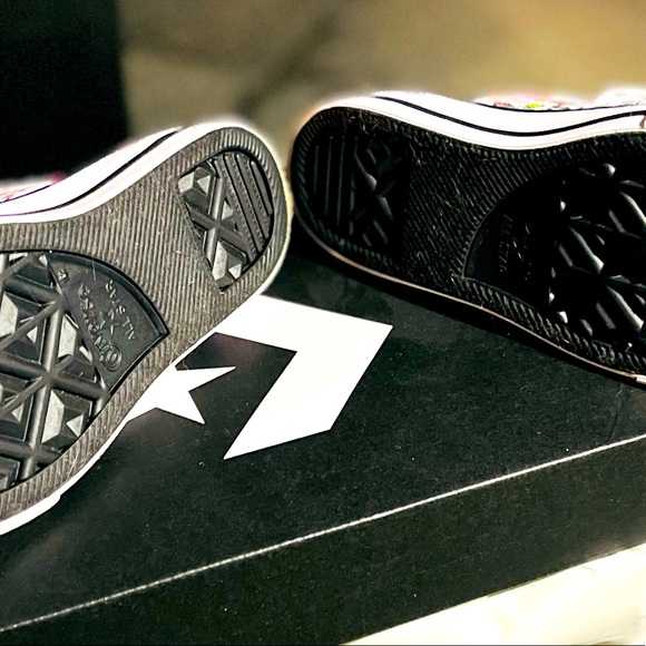 **SOLD** ✨NEW✨ Converse ‘Gamer’Chuck Taylor All-Star High, Youth Size 1 - $45 - Picture 9 of 11